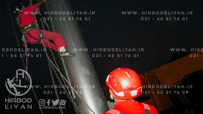 صعود به میله پرچم جهت نصب پرچم ایران ،  با سیستم کار در ارتفاع با طناب صنعتی (industrial rope acceess) بدون نیاز به داربست 