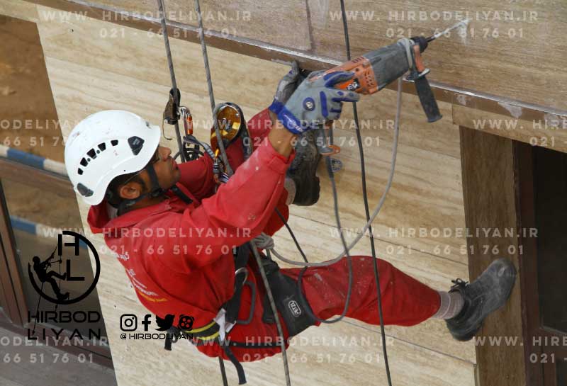 ‍‍ اجرای حرفه ای مقاوم سازی سنگ نما بدون داربست   : با سیستم های دسترسی با طناب صنعتی (industrial rope access)