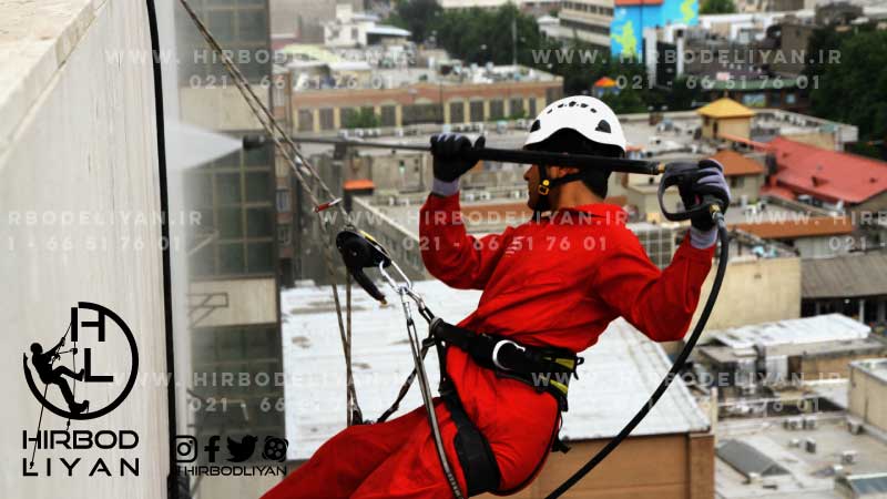 شستشوی و جرم زدایی نمای ساختمان ، با سیستم کار در ارتفاع با طناب صنعتی (industrial rope acceess) بدون نیاز به داربست 